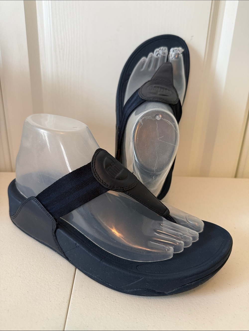 Fitflop Women's Navy Blue  Cushioned Thong Sandals (sz 7)